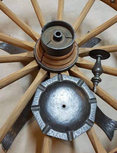 Saloon Wagenrad Tisch