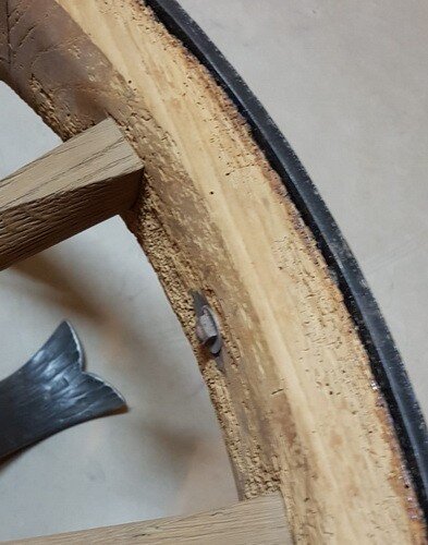 Saloon Wagenrad Tisch