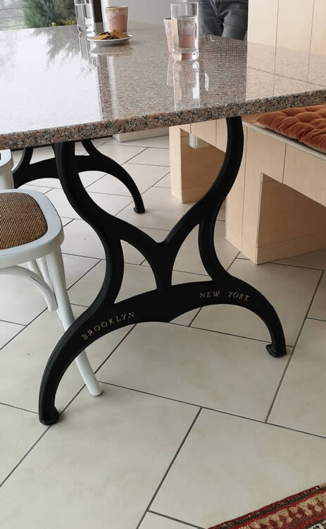 Individuelle Natursteintische mit Gussfüssen