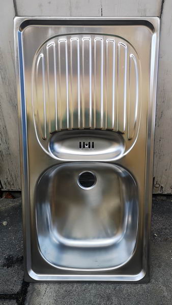 Spühlbecken aus Chromstahl