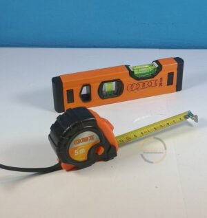 Wasserwaage mit Rollmeter