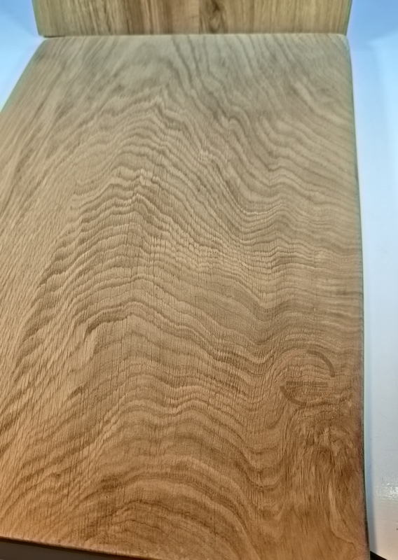 Schneidebrett aus strukturreichem Massivholz